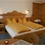 Arredamento in legno e colori classici nella camera Junior dell'Hotel Daniela di Levico Terme