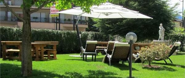 Uno scorcio del giardino dell'Hotel Daniela a Levico Terme, in Trentino