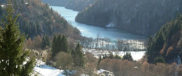 Il Lago di Levico, la sua forma ricorda quella di un fiordo norvegese